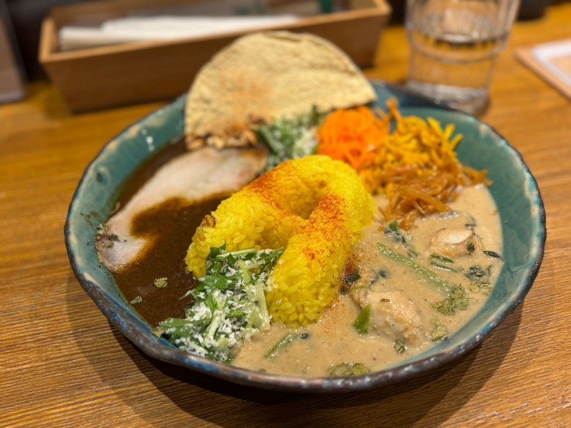 広島県産牡蠣とほうれん草のクリームカレーと焼豚と焙煎スパイスのカレーの2種あいがけカレー