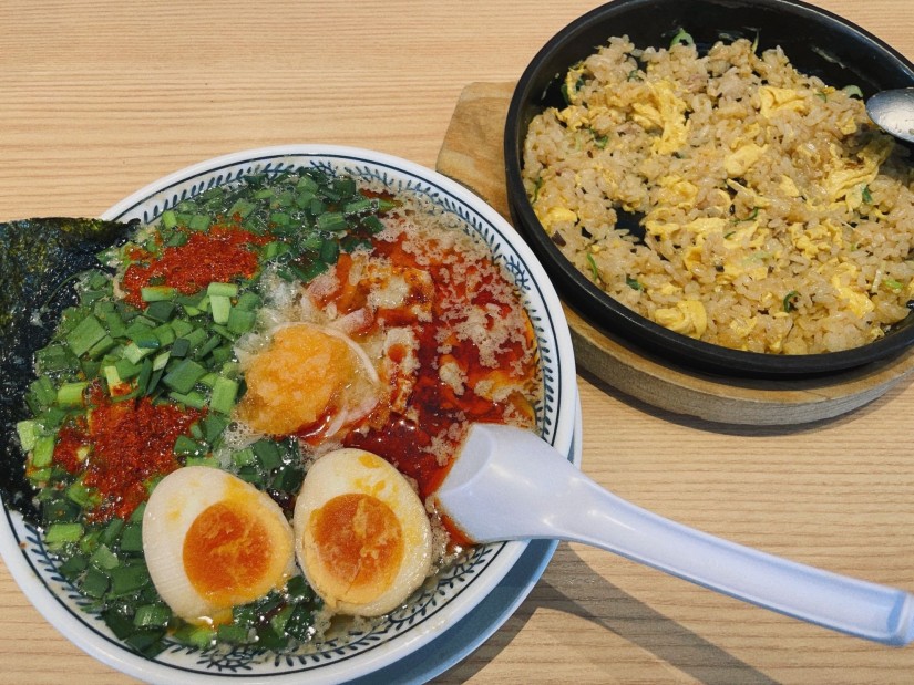 味玉入り辛肉そばの炒飯セット 3辛