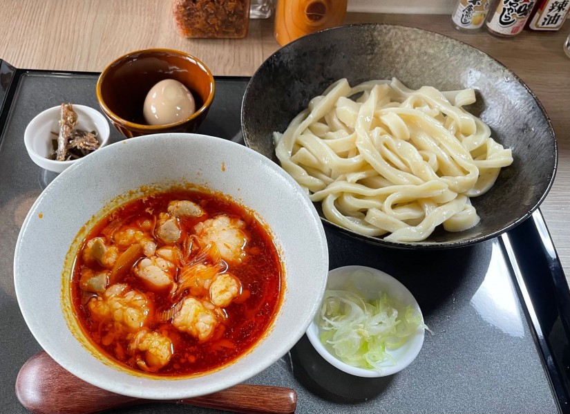 辛ホルモンつけ汁うどん 味玉トッピングホルモン増し (辛)