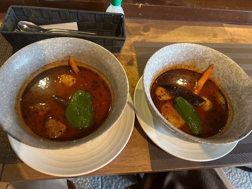 スープカレー ブルース超激辛 左:肉団子、右:納豆 超激辛