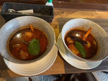 スープカレー ブルース超激辛 左:肉団子、右:納豆 超激辛