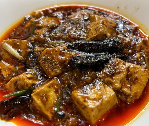 陳麻婆豆腐とご飯のセット、味付け卵付き 標準の辛さ痺れ