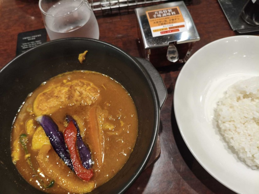 骨付きチキンとたっぷり野菜のスープカレー