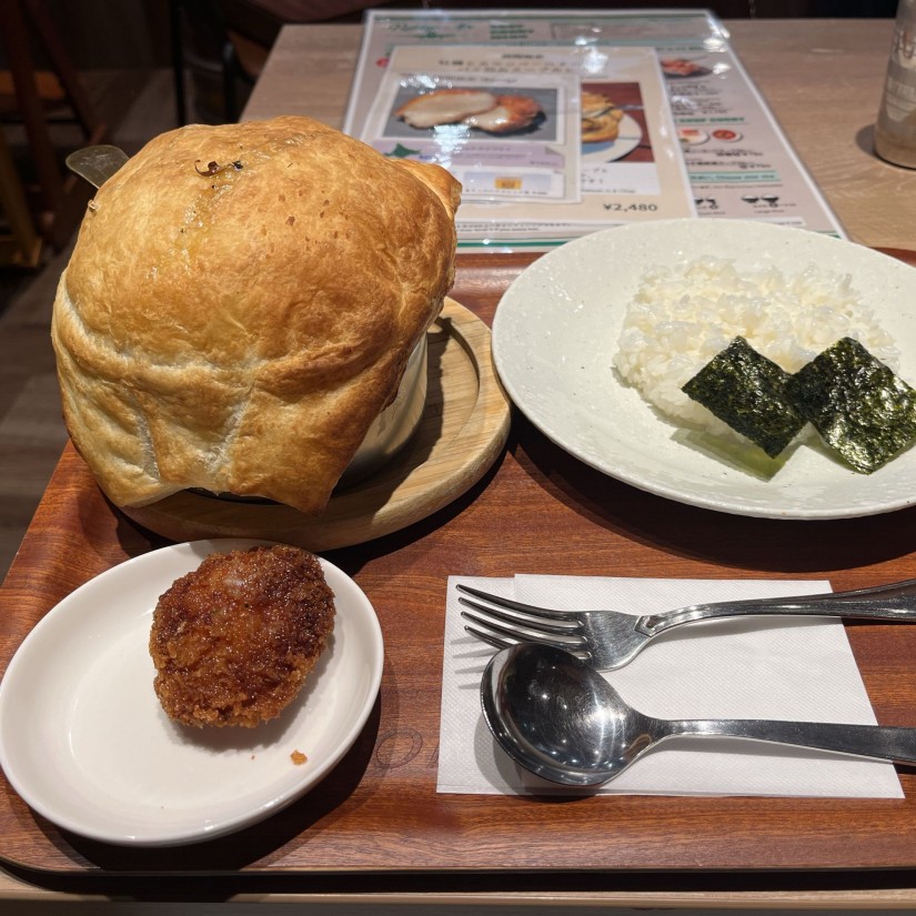 牡蠣とカマンベールチーズのパイ包みスープカレー 10辛