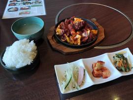 プルダック 中国人のオモニ１人で切り盛りされてる本場韓国料理店です。