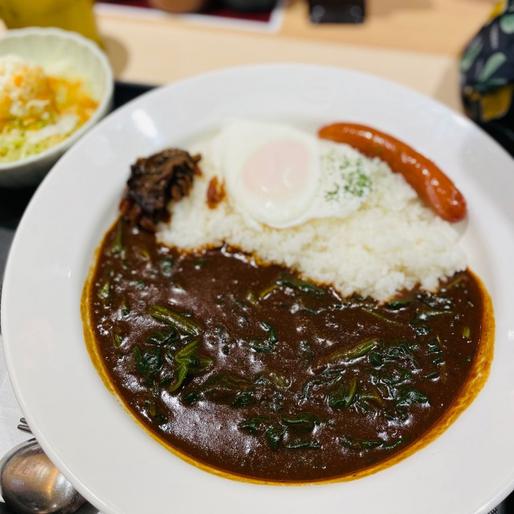 ソーセージエッグカレー（欧風ソース） ほうれん草トッピング 激辛（4辛）