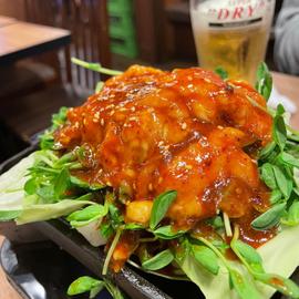 牛シマチョウのピリ辛鉄板焼き