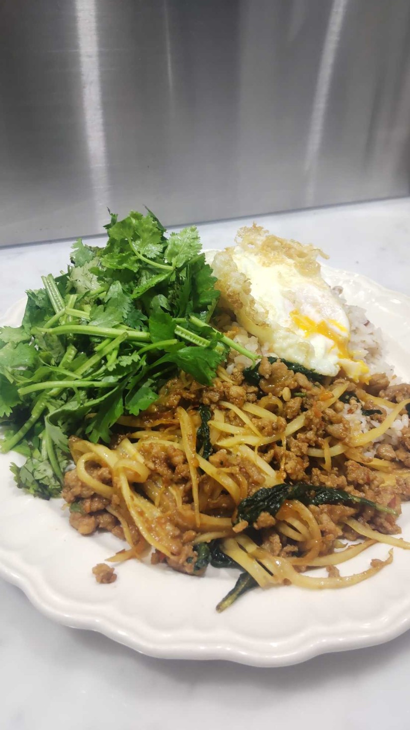 豚とグリーンパパイヤのガパオ 🌶２(中辛)