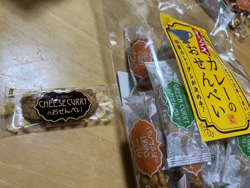 スパイシーでピリッと辛うまい ミックスカレーのおせんべい （チーズカレー） ピリ辛