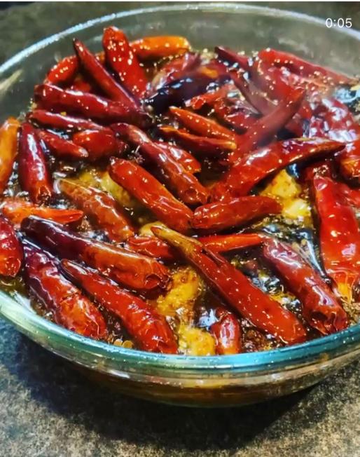 唐辛子の鶏鍋 唐辛子3本