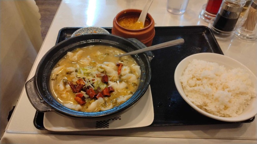 白身魚と高菜漬物ね四川風煮込み