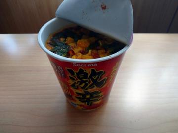 セイコーマート 突辛 激辛 醤油ラーメン     唐辛子の辛さが襲う