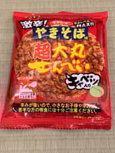 ペヤング 激辛やきそば味 超大丸せんべい 辛さレベルMAX