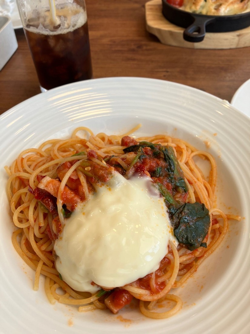 とろ〜りチーズとベーコンのガーリックトマトソース 唐辛子2本