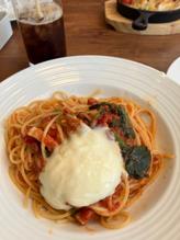 とろ〜りチーズとベーコンのガーリックトマトソース 唐辛子2本