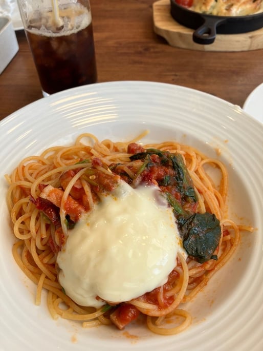 とろ〜りチーズとベーコンのガーリックトマトソース 唐辛子2本