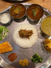 チキンと週替わりのダルバート