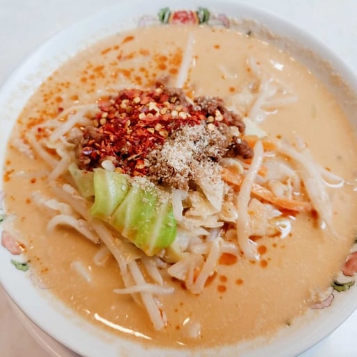 辛さ激増し 野菜たっぷり担々麺