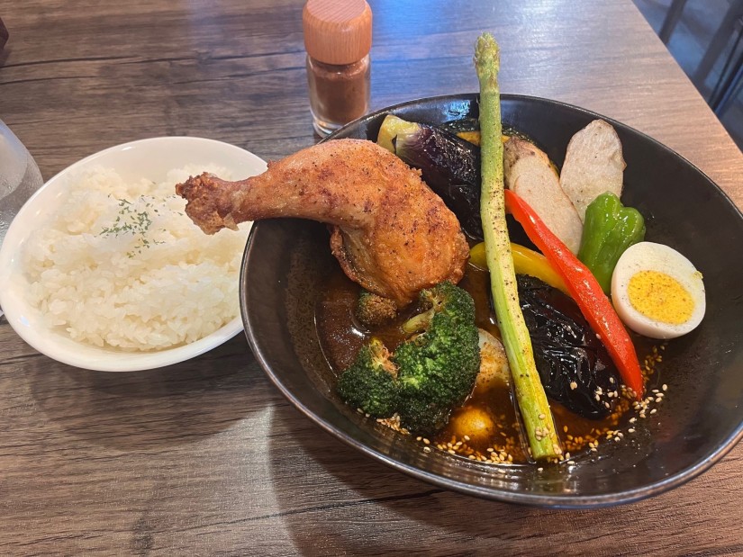 【期間限定商品】鶏もも素揚げと炙りモッツァレラ夏野菜スープカレー 5辛