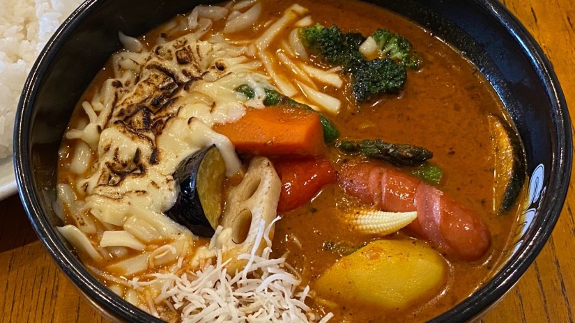彩り野菜と粗びきウインナーの焦がしチーズカレー・ココナッツスープ 15番