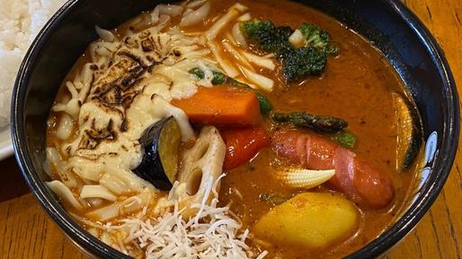 彩り野菜と粗びきウインナーの焦がしチーズカレー・ココナッツスープ 15番