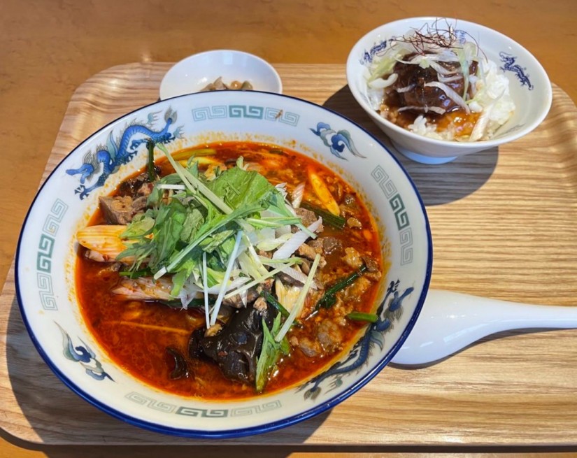 ピリ辛牛すじ麻辣麺とドラゴン小飯 辛め