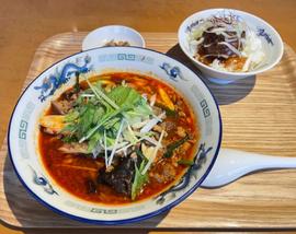 ピリ辛牛すじ麻辣麺とドラゴン小飯 辛め