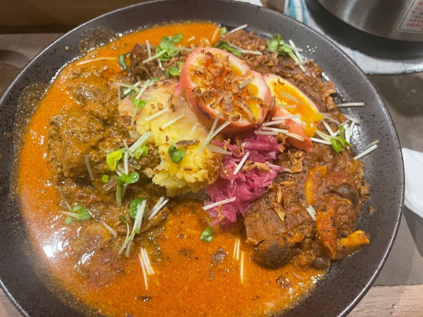 ①と②のあいがけカレー 辛増し+50円〜