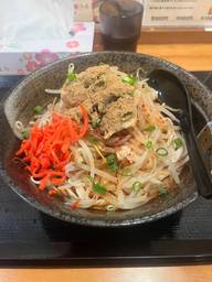 冷やしぶっかけ辛豚もやしうどん 赤1黒5