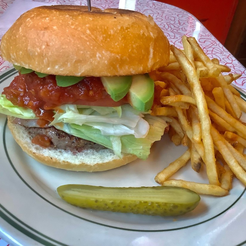 夏限定ホットサルサアボカドベーコンバーガー