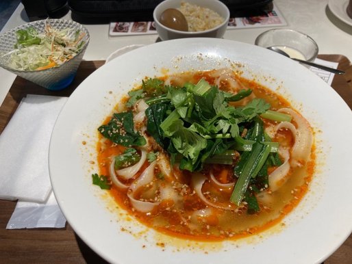 四川風坦々麺刀削麺