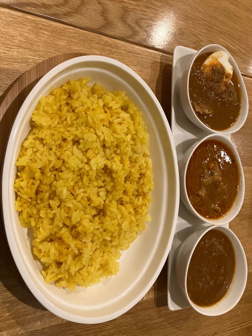 3種のカレー（チキン、ごぼう、ブロッコリーと卵とチキン）