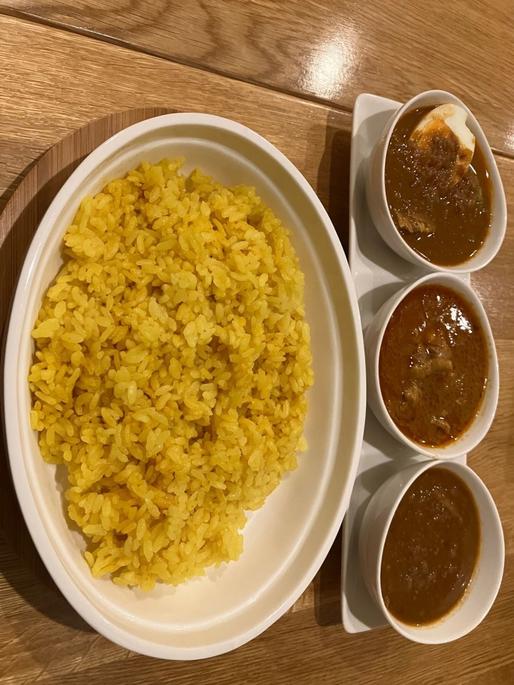 3種のカレー（チキン、ごぼう、ブロッコリーと卵とチキン）