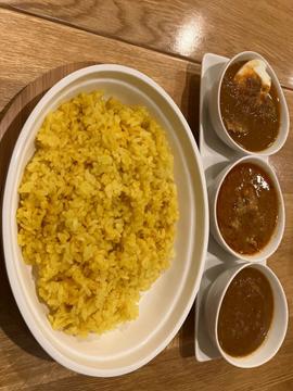 3種のカレー(チキン、ごぼう、ブロッコリーと卵とチキン)