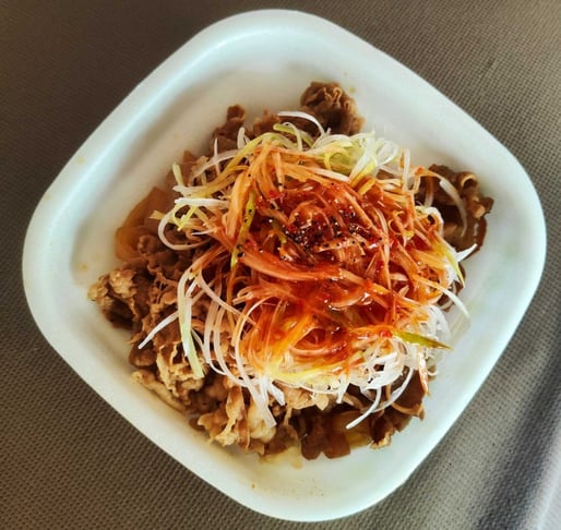旨辛 赤だれ 白髪ネギ牛丼弁当 やみつき旨辛