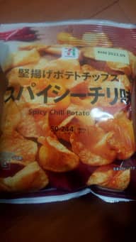 堅揚げポテトチップス スパイシーチリ味