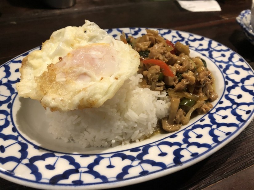 バイカパオ（鶏肉のバジル炒め）