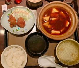 四川麻婆豆腐と唐揚げの定食