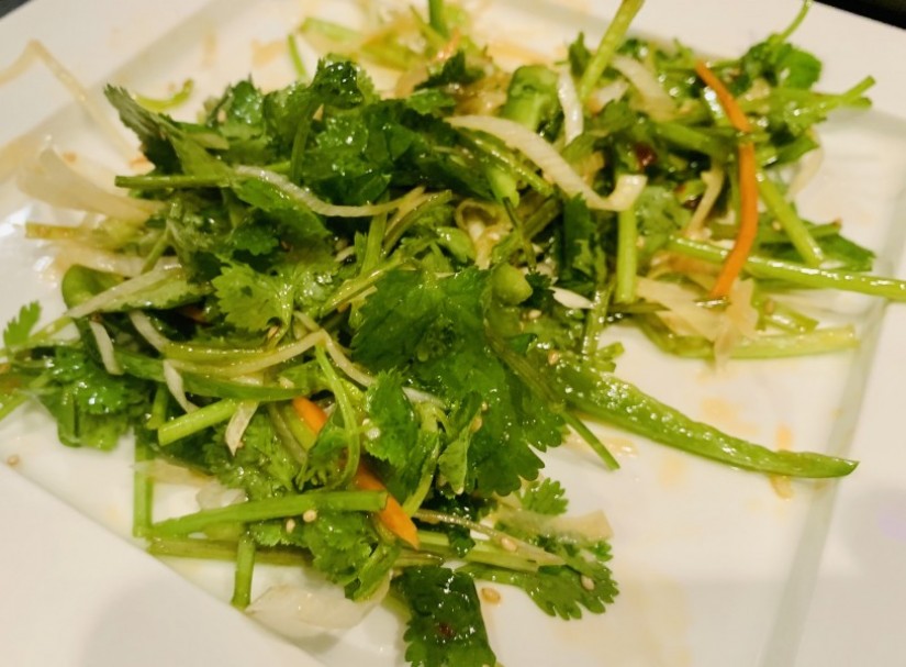 ピーマン、香菜、ネギの辛口サラダ