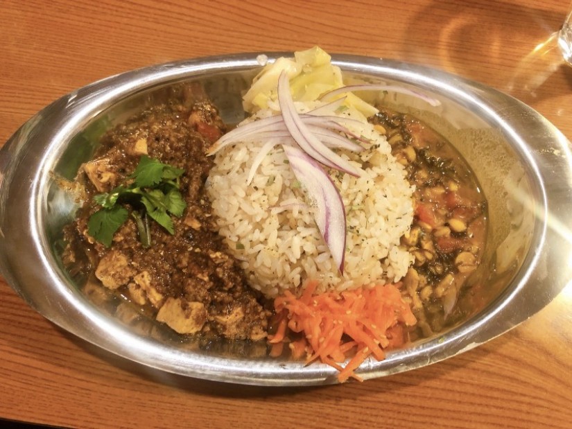 島豆腐カレーともずくのカレー？のあいがけ