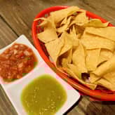 チップスとサルサ