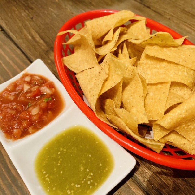 チップスとサルサ