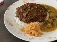 手ほぐしチキンカレーと大根入りお豆のカレーあいがけ 超超辛