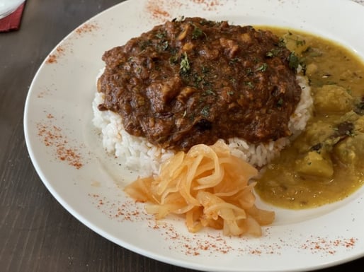 手ほぐしチキンカレーと大根入りお豆のカレーあいがけ 超超辛