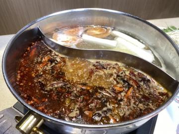 重慶火鍋　二色スープ