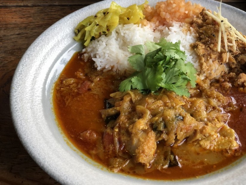 サラサラチキンカレーととりごぼうキーマのあいがけ 辛さ増し