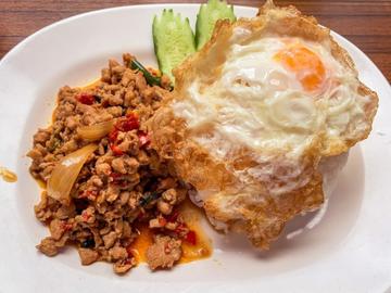 鶏肉のバジルご飯 辛め