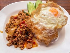 鶏肉のバジルご飯 辛め