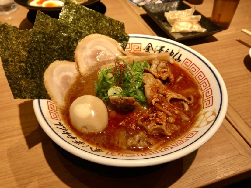 牛豚肉痺辛麻辣豚骨らーめん