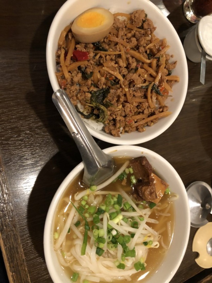 バジル炒めライス小とタイ風牛筋煮込みソバ小